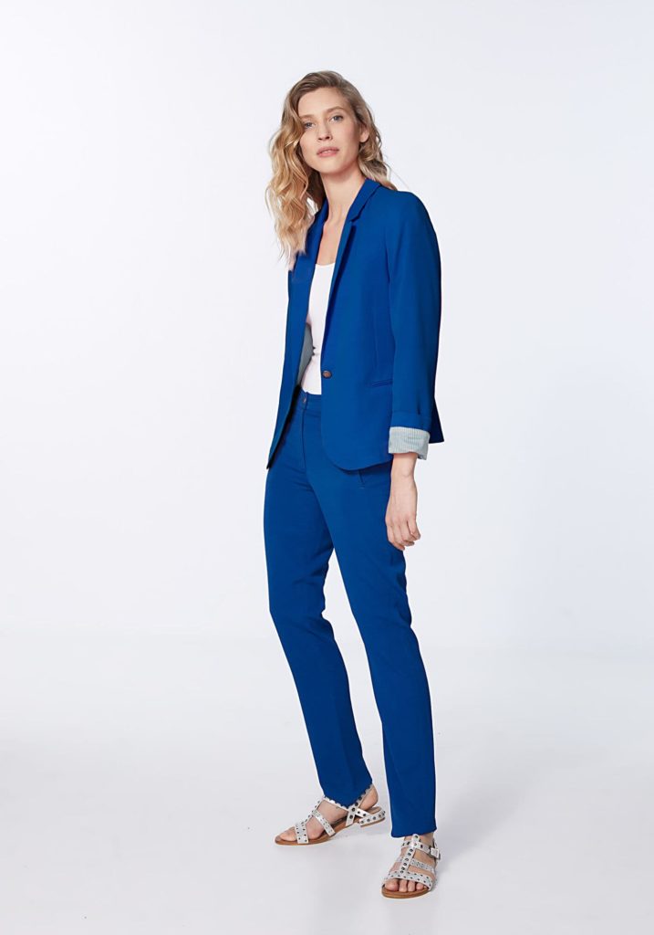 Evitez les couleurs trop basiques et conventionnelles si vous portez un tailleur pantalon au cours d'une cérémonie.