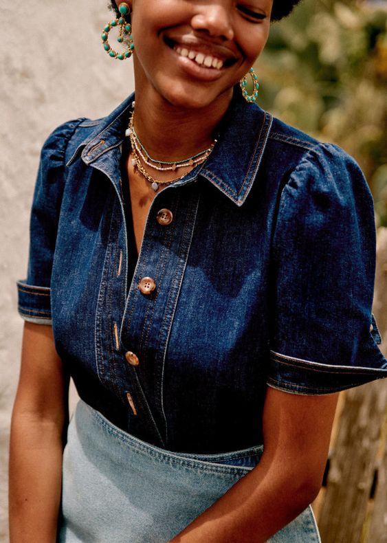 Rendez votre denim féminin avec de beaux accessoires et en dévoilant votre peau