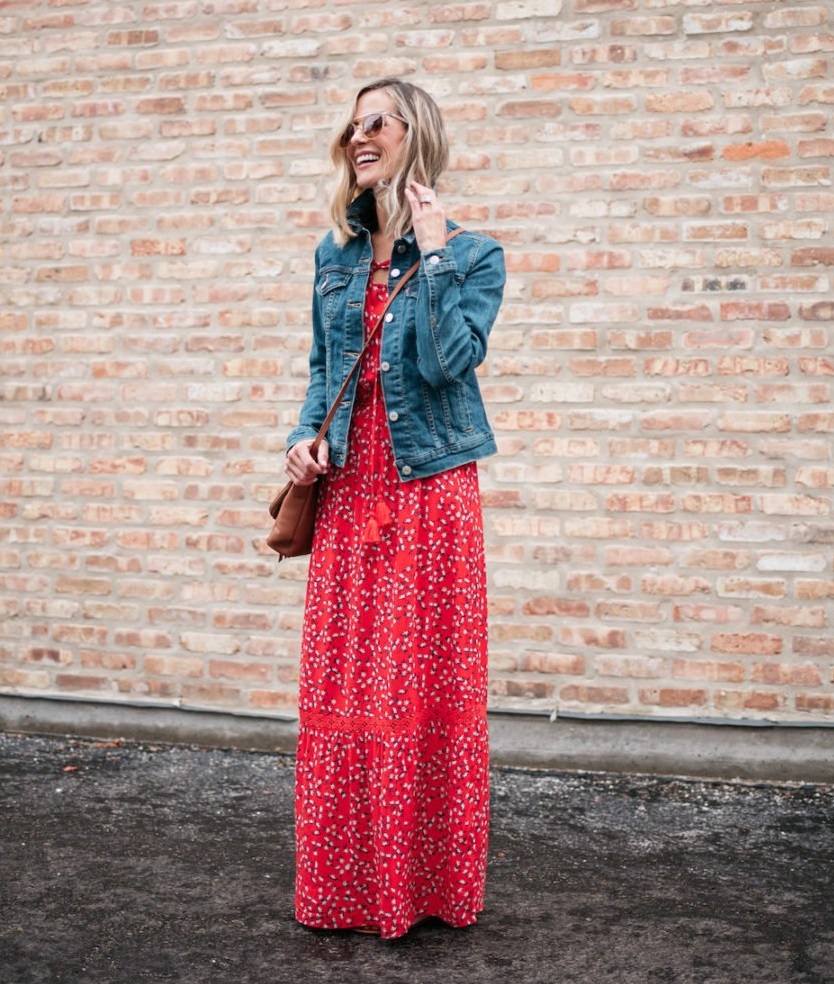 Un blouson en jean sur une robe vaporeuse peut tout à fait rimer avec élégance