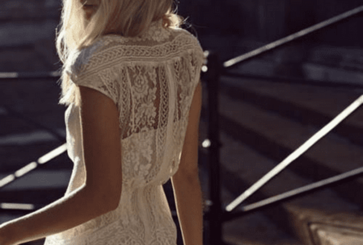 accessoiriser une robe blanche