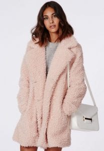 manteau-fourrure-bouclée-rose-poudré