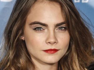faire mes sourcils cara delevingne