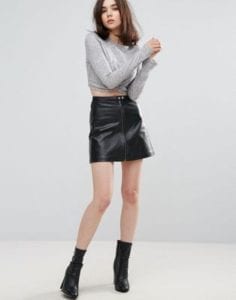 Jupe en cuir et bottines noires avec top gris à manches longues