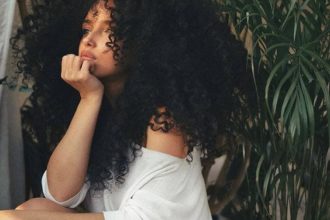 5 idées coiffures pour cheveux bouclés