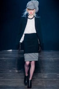 défilé de mode femme en noir