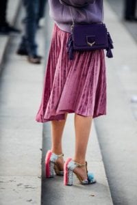 jupe violette et chaussures roses