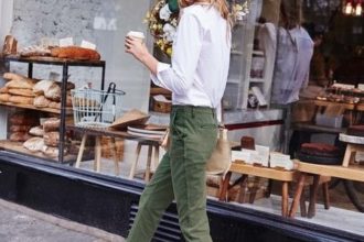 Comment porter le pantalon chino quand on est une femme ?