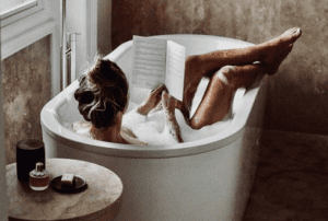 Prendre un bain et se relaxer après le travail