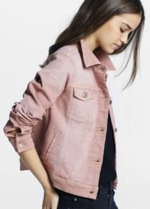 veste en jean à manches retroussées