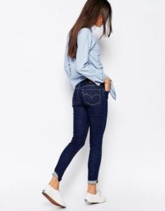 chemise bleue jean retroussé