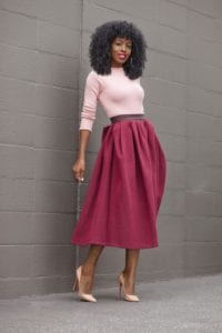 jupe longue rose foncé et pull rose bonbon