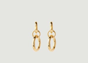 Des boucles d'oreilles pour accessoiriser une tenue de travail