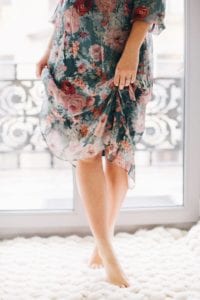 femme-robe-jambes-lit-pieds
