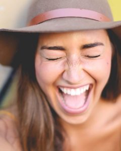 sourire-femme-heureuse-secret-beaute