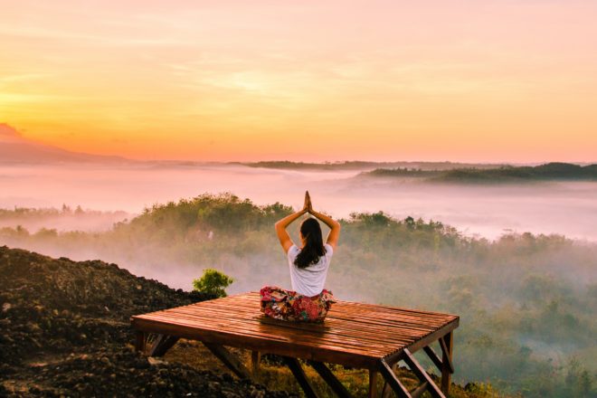 Comment bien commencer sa journée : les bienfaits de la méditation matinale
