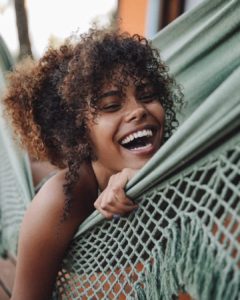 femme-sourire-beaute-naturelle