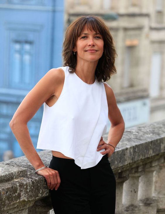 Les femmes au style classique dégagent de la confiance