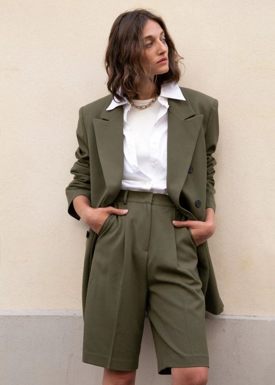Un tailleur short pour les grandes
