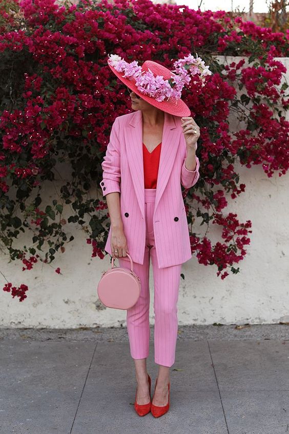 Tentez un tailleur coloré pour certaines occasions !
