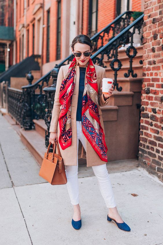 Un foulard apporte couleur et style en automne