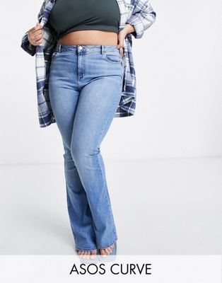 Le flare fait partie des jeans tendances cet été