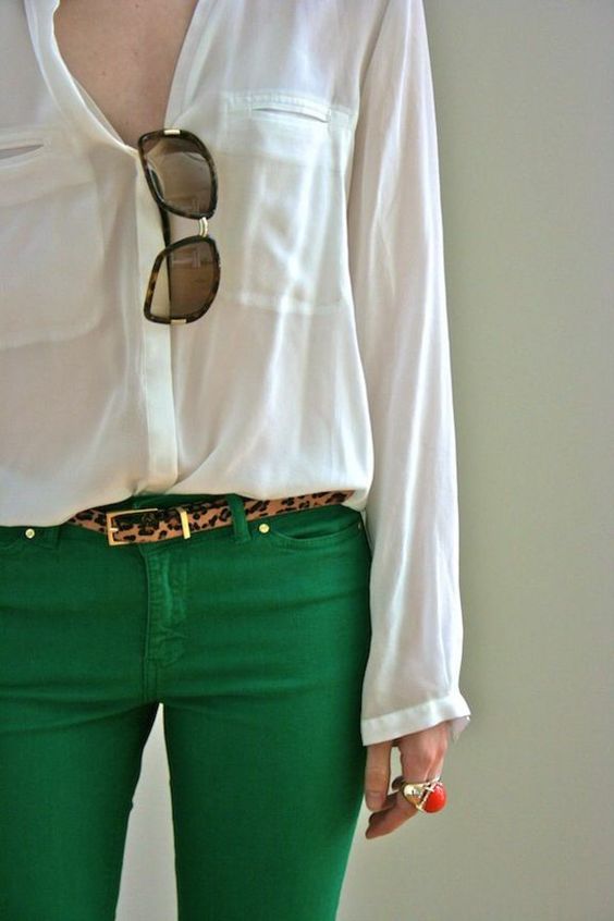 Au travail pensez aux pantalons colorés plus légers qu'un jean mais tout aussi structurants