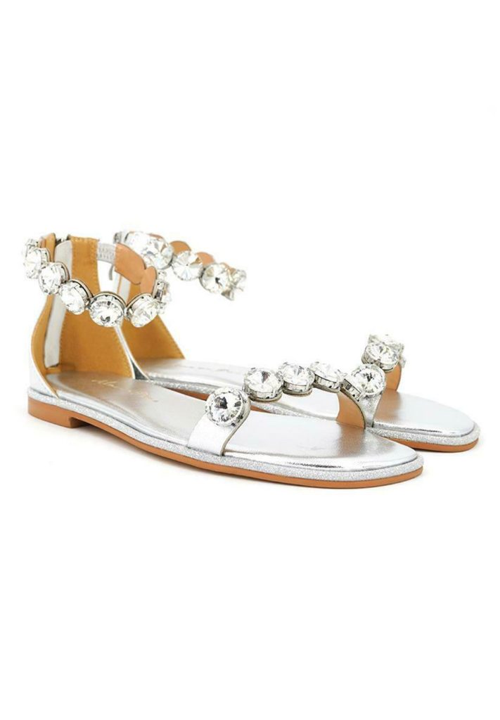 De jolies sandales en cuir métallisé finaliseront bien un look chic pour un pique-nique à la campagne