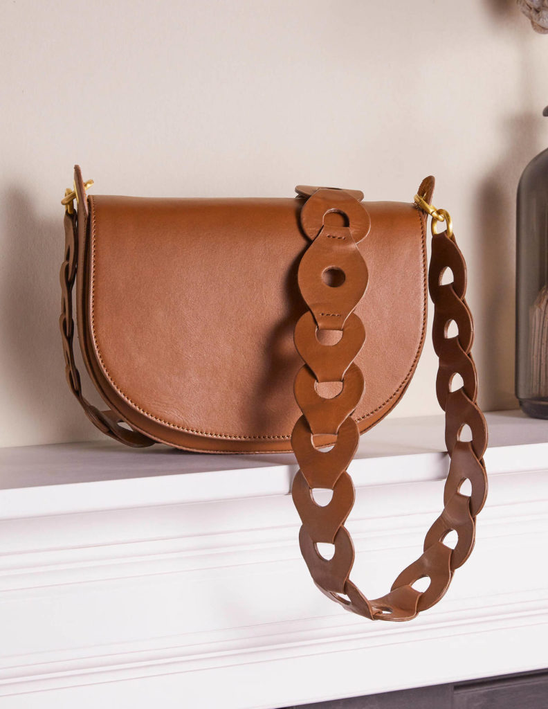 Un sac camel est un intemporel, et se fond particulièrement bien dans la palette automnale