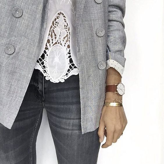 Vive le jean gris pour neutraliser des pièces fortes et moderniser des looks classiques !